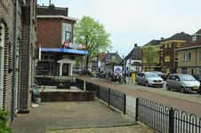 900958 Gezicht op de Amsterdamsestraatweg te Utrecht, vanaf de hoek met de Marconistraat. Links het Griekse restaurant ...